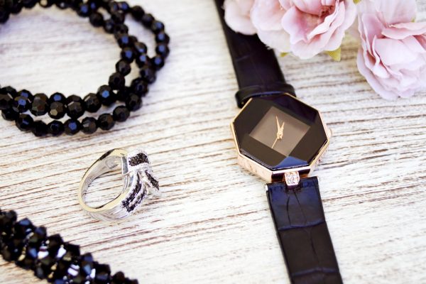 Accessoires de mode pour femme : pourquoi et comment porter des bijoux ?
