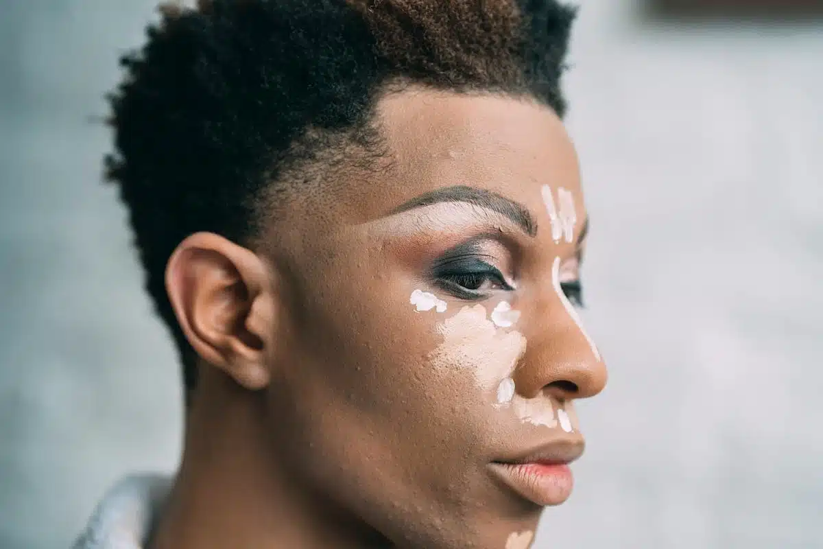 Maîtrisez le maquillage naturel : astuces et techniques pour un look subtilement impeccable