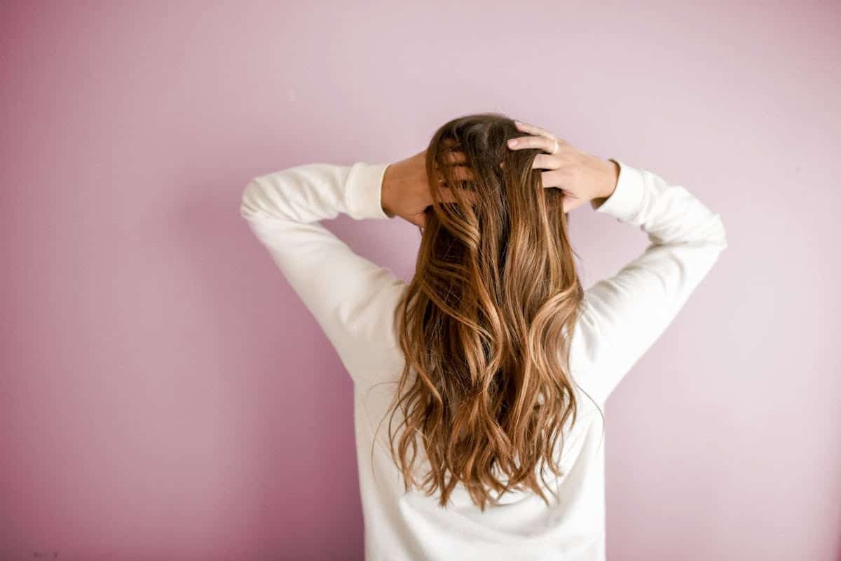 Prendre soin de ses cheveux de manière naturelle : les meilleures astuces à connaître