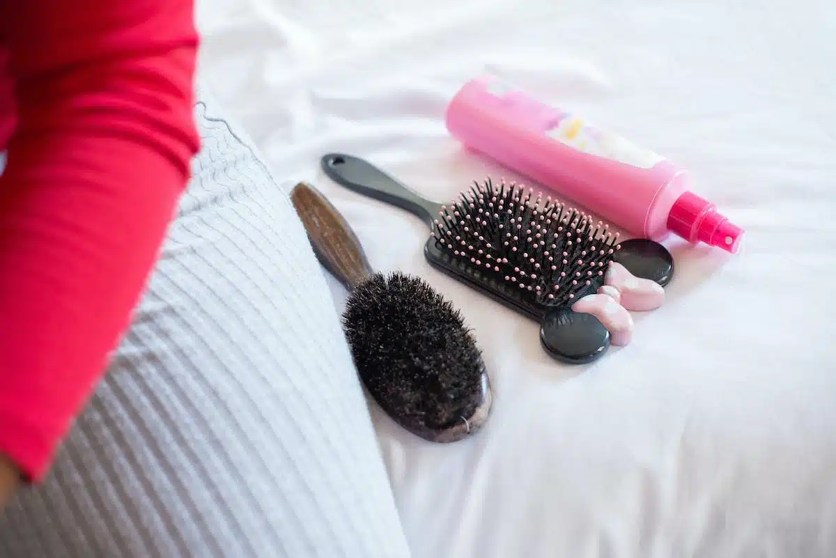 Choisir le bon outil pour des cheveux en bonne santé : découvrez les différentes brosses et peignes adaptés