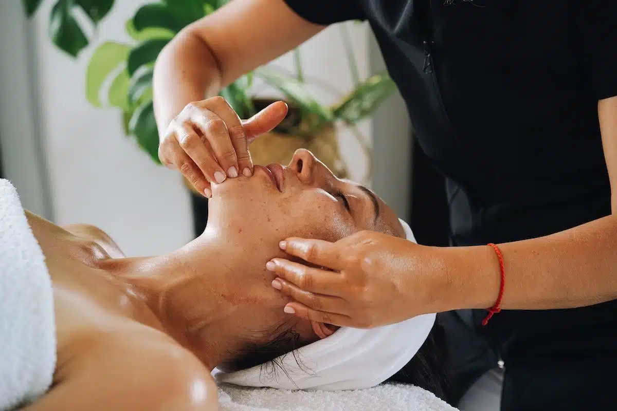 Les meilleures techniques de massage du visage pour revitaliser la peau