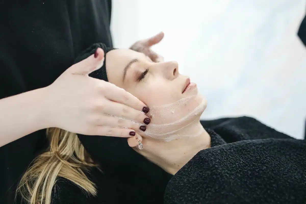 Les étapes incontournables pour une routine de soin du visage efficace au quotidien