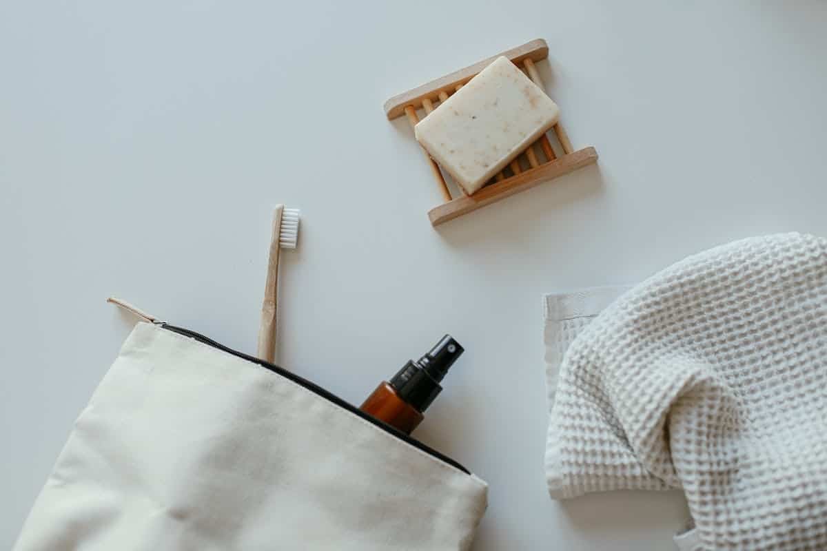 Les essentiels à emporter en voyage : créer une trousse de toilette parfaite pour vos déplacements
