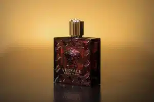 Plongez dans l’univers captivant des parfums masculins les plus prisés