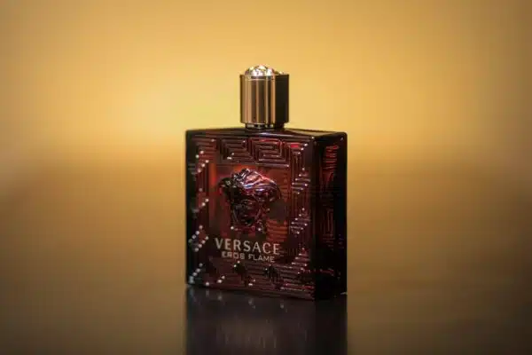 Plongez dans l’univers captivant des parfums masculins les plus prisés