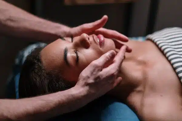 Découvrez le secret d’une peau rajeunie grâce au yoga facial