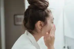 Les erreurs courantes à éviter dans votre routine de soin du visage