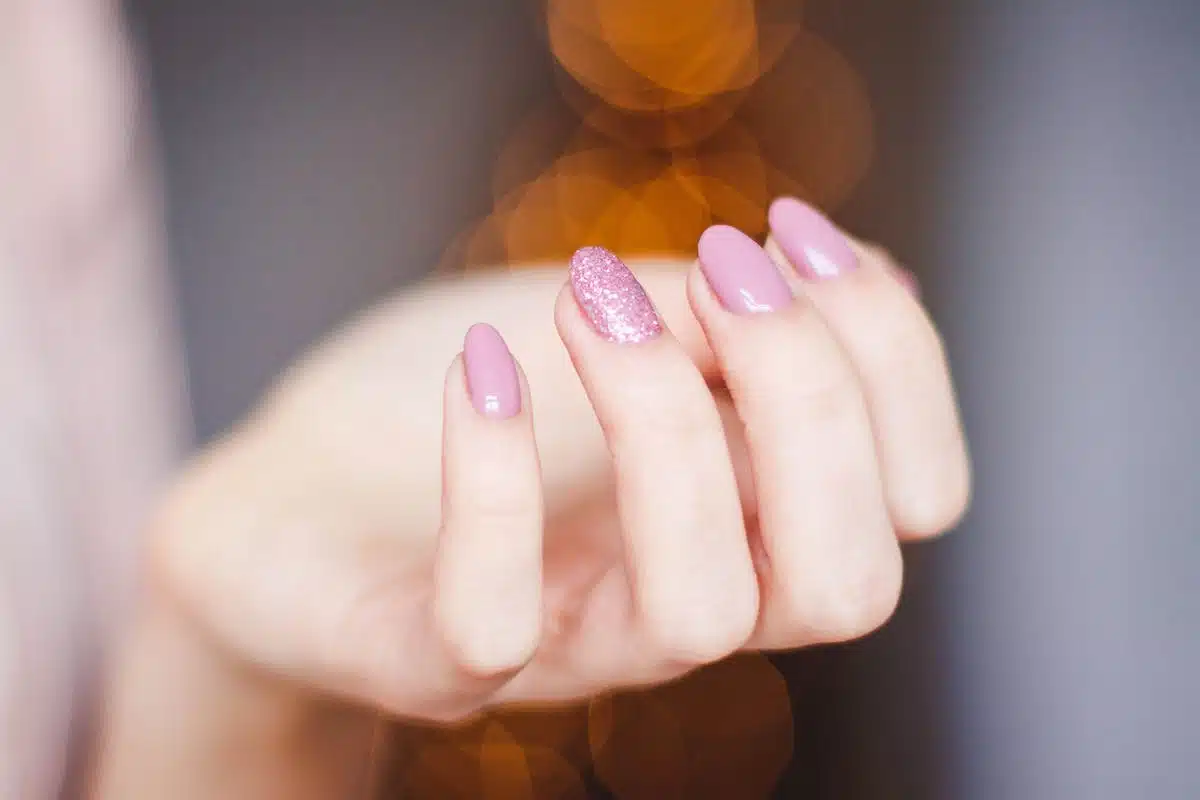 Les astuces incontournables pour avoir des ongles forts et sains