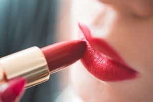 Comment faire du rouge à lèvres avec ombre à paupières ?