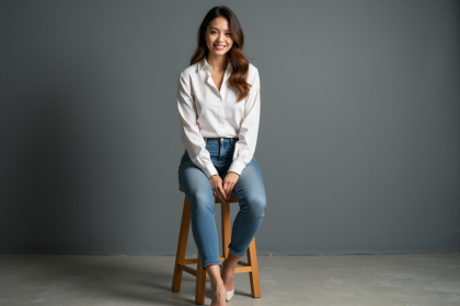 Jeune femme en portrait professionnel confiant