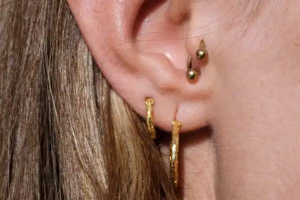 Piercing à l’oreille : comment l’orner de manière élégante ?