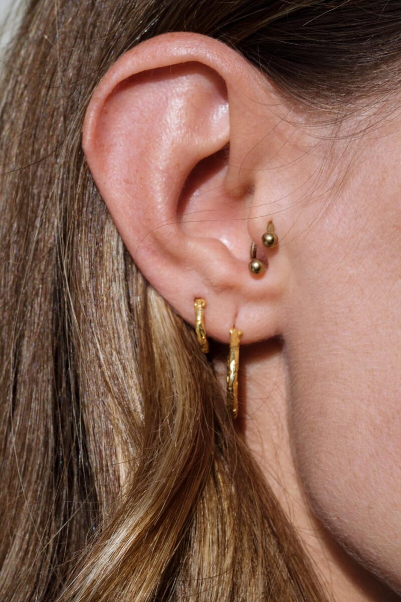 Piercing à l’oreille : comment l’orner de manière élégante ?