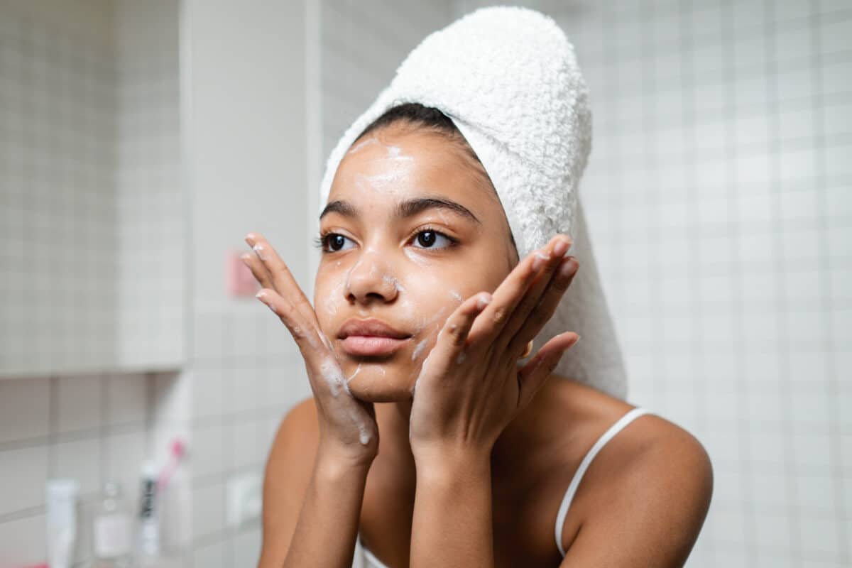 Trouver les produits adaptés pour une routine de soin du visage réussie