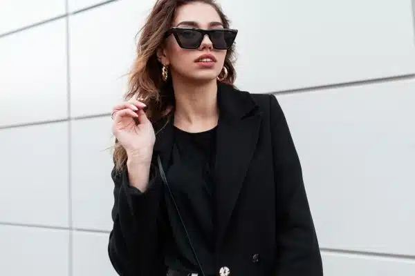 Portez un blazer noir pour un look chic et élégant