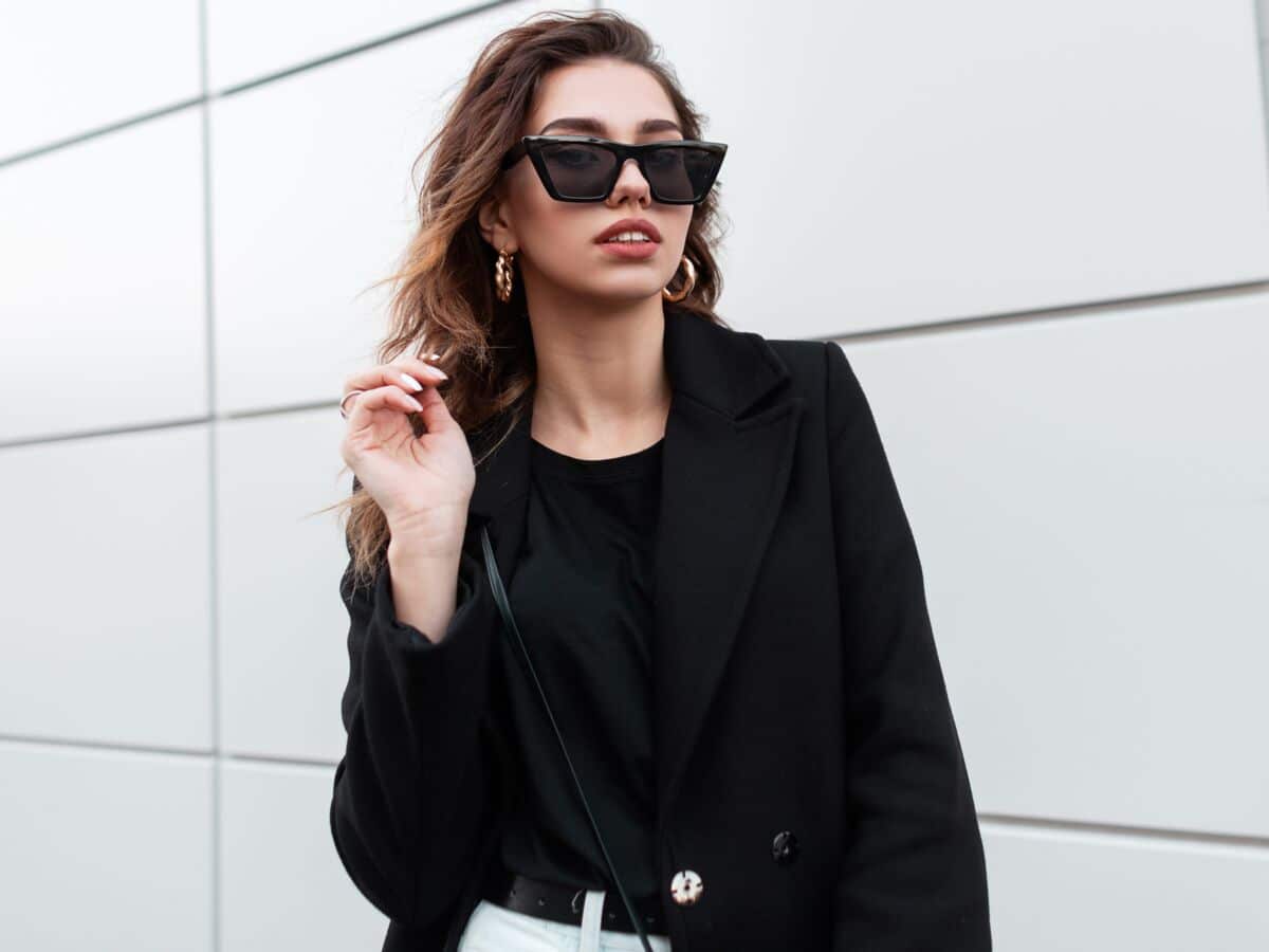 Portez un blazer noir pour un look chic et élégant