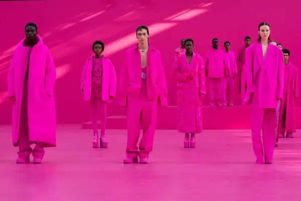 Comment porter le rose en 2021 : les looks à adopter